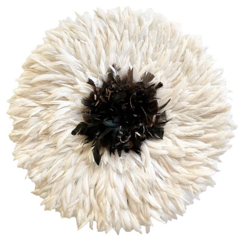 Juju Hat blanc avec intérieur noir fait main, plumes camerounaises, décoration murale élégante