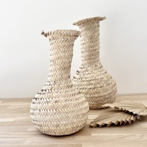 vase en paille tressée fait main au Maroc – décoration artisanale