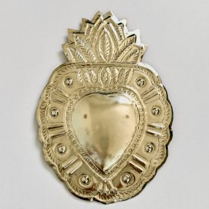 Cœur ex-voto marocain en laiton doré fait main, décoration murale artisanale à l’esprit bohème et chaleureux.