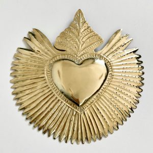Cœur mural en laiton doré au design rayonnant, inspiré des cœurs mexicains, réalisé artisanalement au Maroc.
