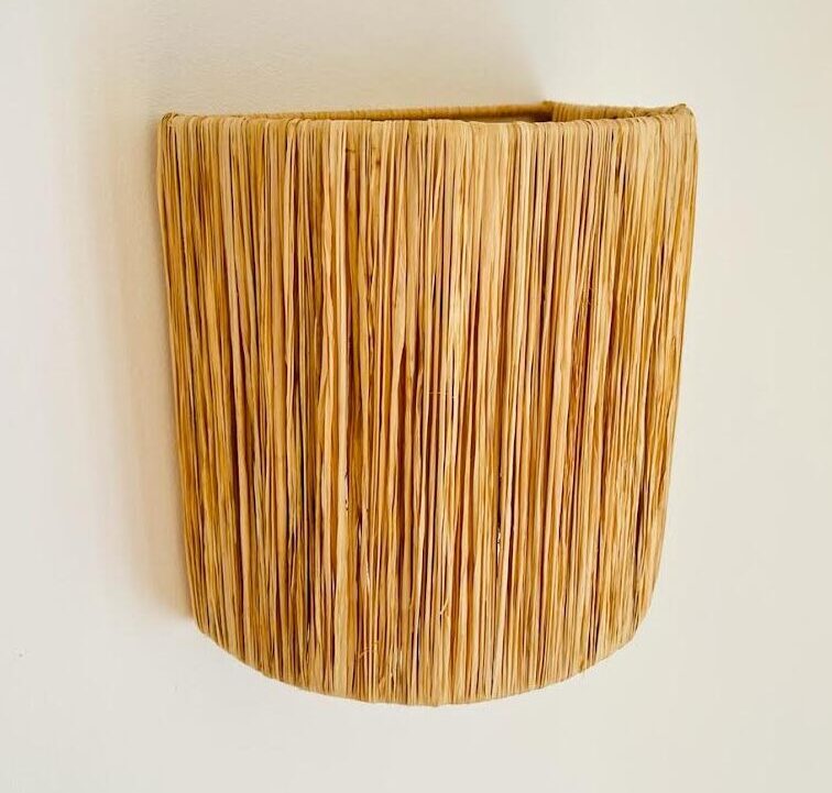 Applique murale en raphia naturel – luminaire artisanal marocain vue de face