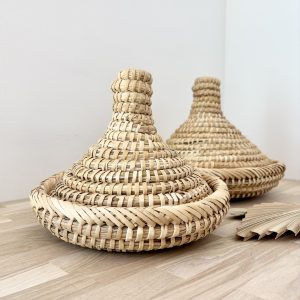 Tajine décoratif en paille tressée fait main au Maroc