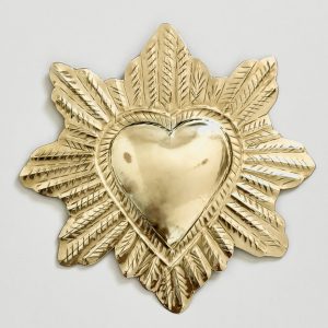 Cœur en laiton doré inspiré des ex-voto mexicains, réalisé artisanalement au Maroc pour une décoration murale lumineuse et chaleureuse.