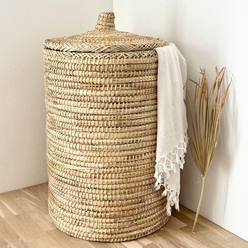 Panier à linge en osier avec couvercle en fibres naturelles fabriqué à la main au Maroc
