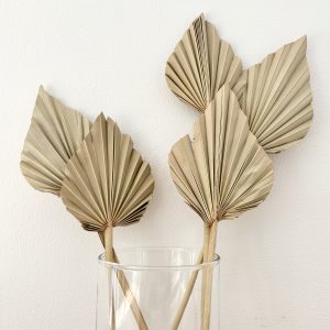 feuilles de palmier séchées dans un vase décoration bohème
