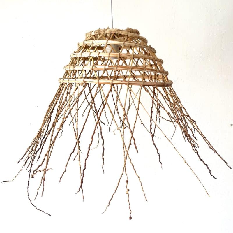 Vue de face de la suspension en dattier tressé – artisanat tunisien