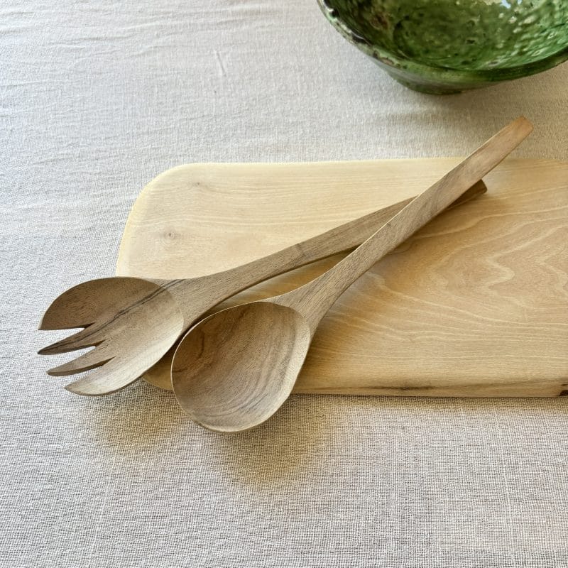 Couverts à salade en bois de noyer fabriqués artisanalement au Maroc