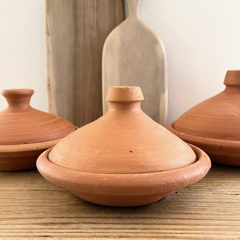 Tajine en terre cuite brut fait main au Maroc, plat à tajine artisanal
