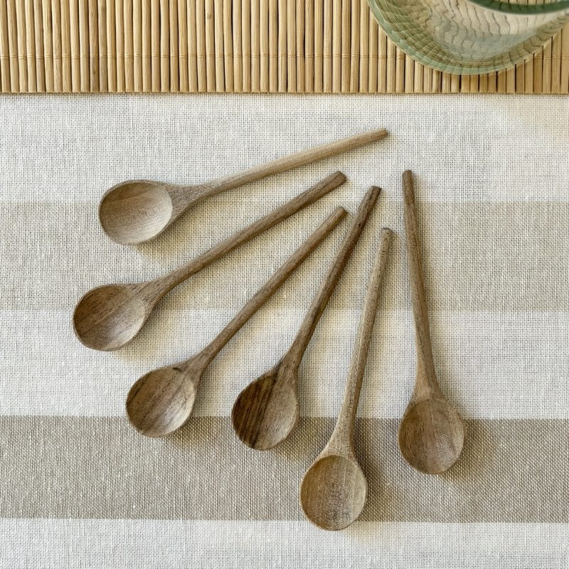 Lot de petites cuillères artisanales en bois de noyer