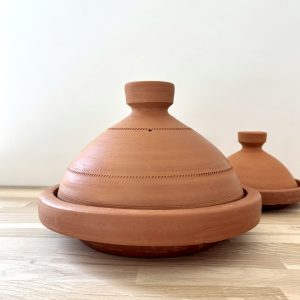 Tajine marocain en terre cuite brute, plat de cuisson artisanal fait main