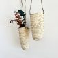 Panier suspendu en feuilles de palmier tressées